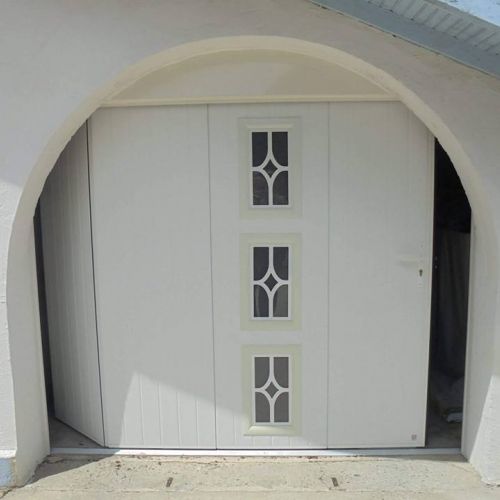 Porte de garage sectionnelle latérale avec hublot - Bordères sur l’Echez (65)