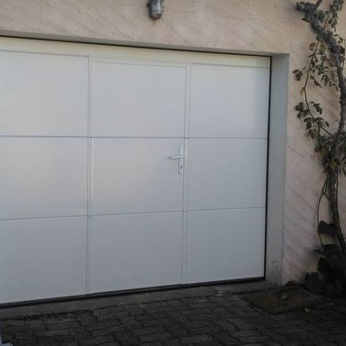 Porte de garage sectionnelle motorisée avec portillon intégré - Bazet (65)