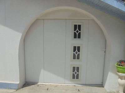 Porte de garage sectionnelle latérale avec hublot - Bordères sur l’Echez (65)