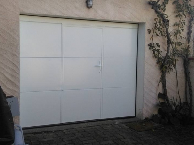 Porte de garage sectionnelle motorisée avec portillon intégré