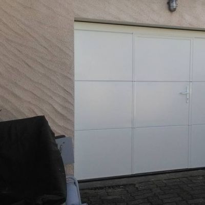 Porte de garage sectionnelle motorisée avec portillon intégré