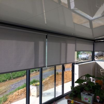 Pose de stores rouleaux intérieur de véranda