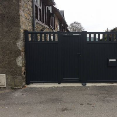Portail aluminium 2 vantaux, avec portillon, BAL et motorisation intégrés