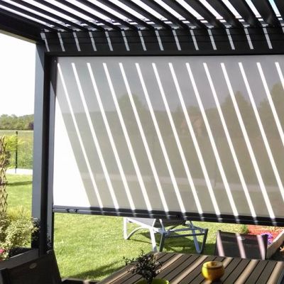 Pergola bioclimatique avec lames orientables et store screen motorisé