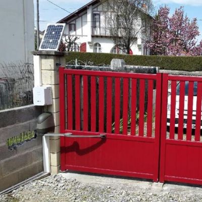 Portail aluminium motorisé rouge basque