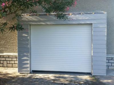 Porte de garage enroulable aluminium blanc motorisé