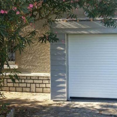 Porte de garage enroulable aluminium blanc motorisé
