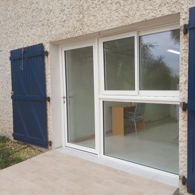 Installation d’une vitrine en alupminium blanc - VIC EN BIGORRE (65)