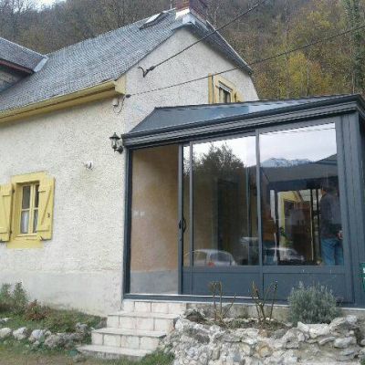 Véranda avec 2 pans coupé en aluminium gris - BEAUDEAN 65