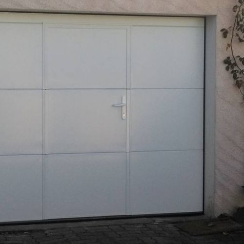 Porte de garage sectionnelle motorisée avec portillon intégré - Bazet (65)
