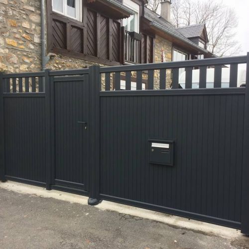 Portail aluminium 2 vantaux 7016 avec portillon intégré - BAL intégrée - motorisation intégrée dans les montants - Capvern (65)