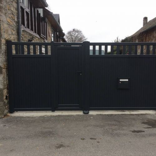 Portail aluminium 2 vantaux 7016 avec portillon intégré - BAL intégrée - motorisation intégrée dans les montants - Capvern (65)