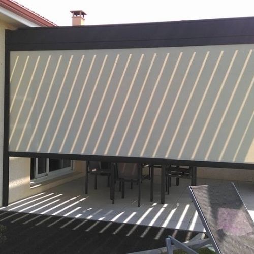 Réalisation d’une pergola bioclimatique avec lames orientables et store screen motorisé - Bordères sur l’Echez (65)