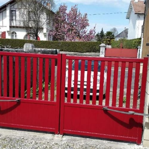 Portail aluminium motorisé rouge basque