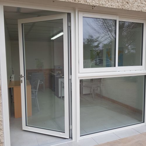 Installation d’une vitrine en alupminium blanc - VIC EN BIGORRE (65)